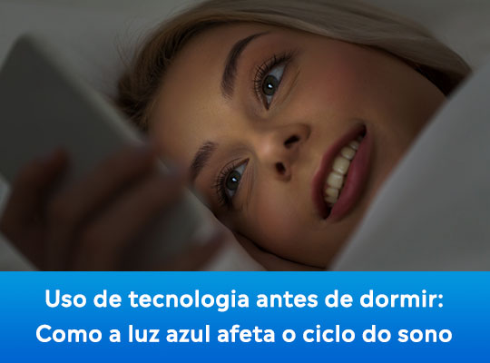 Uso de tecnologia antes de dormir: Como a luz azul afeta o ciclo do sono